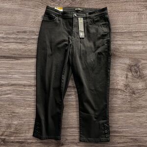 Lee Black Capri Pants, snap details at the ankles. Mid-rise. Size 12M